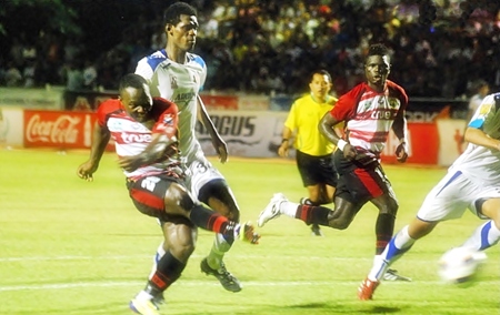 Pattaya United’s Ludovick Takam (left) scores the winning goal against Siam Navy FC in Sattahip Stadium, Saturday, Sept. 17. (Photo/Ariyawat Nuamsawat)